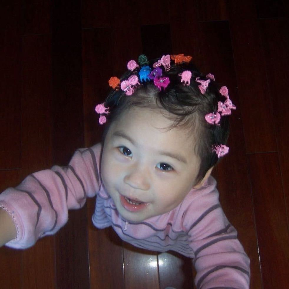 Annie as a child, wearing colorful hair clips